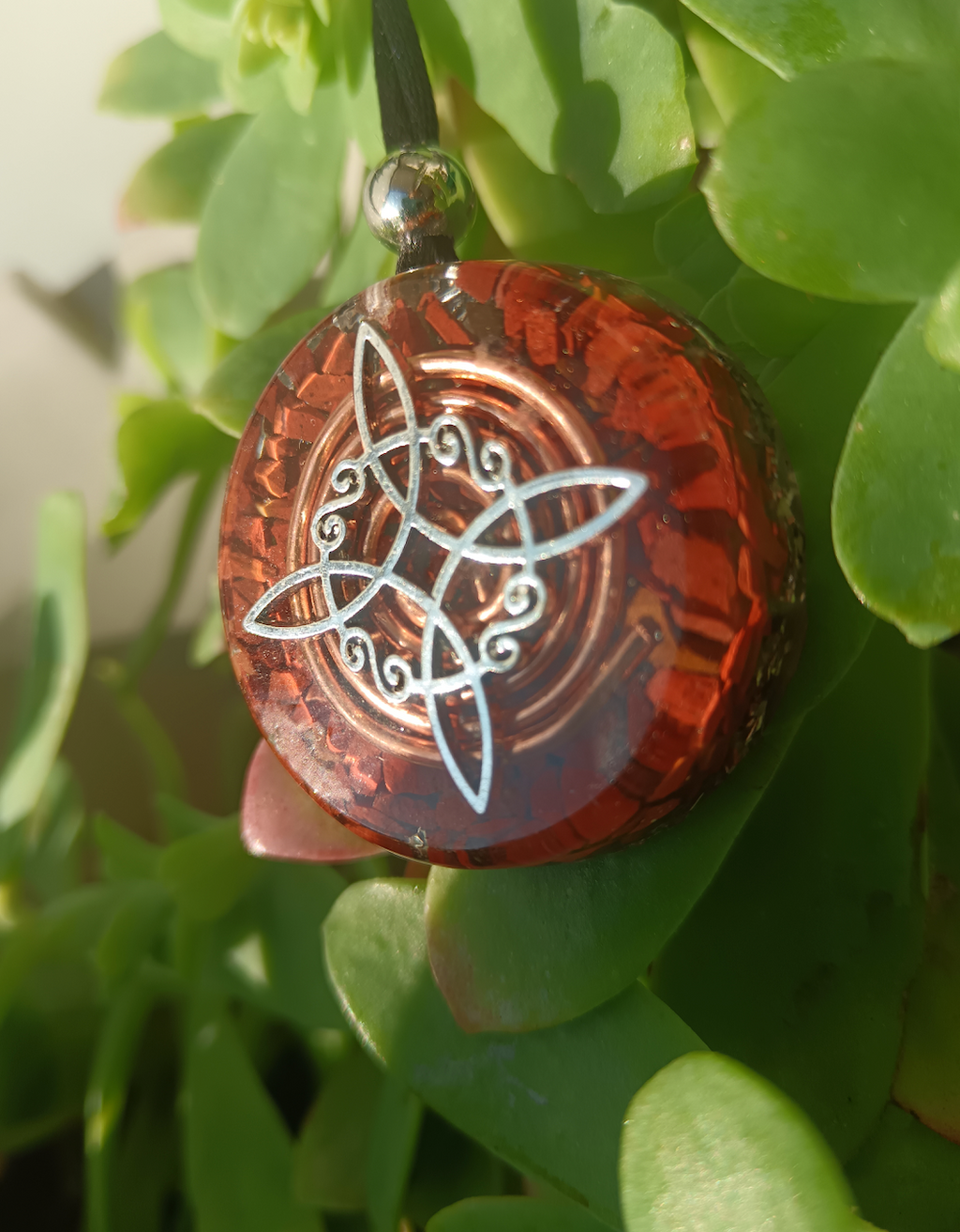 Colgante de Orgonita con Símbolo del Nudo de Bruja y Jaspe Rojo