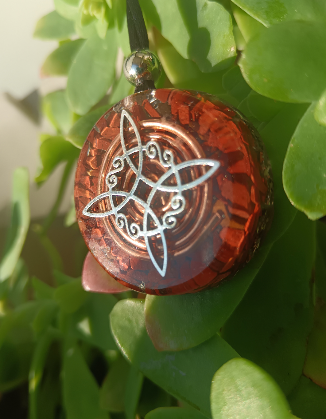 Colgante de Orgonita con Símbolo del Nudo de Bruja y Jaspe Rojo