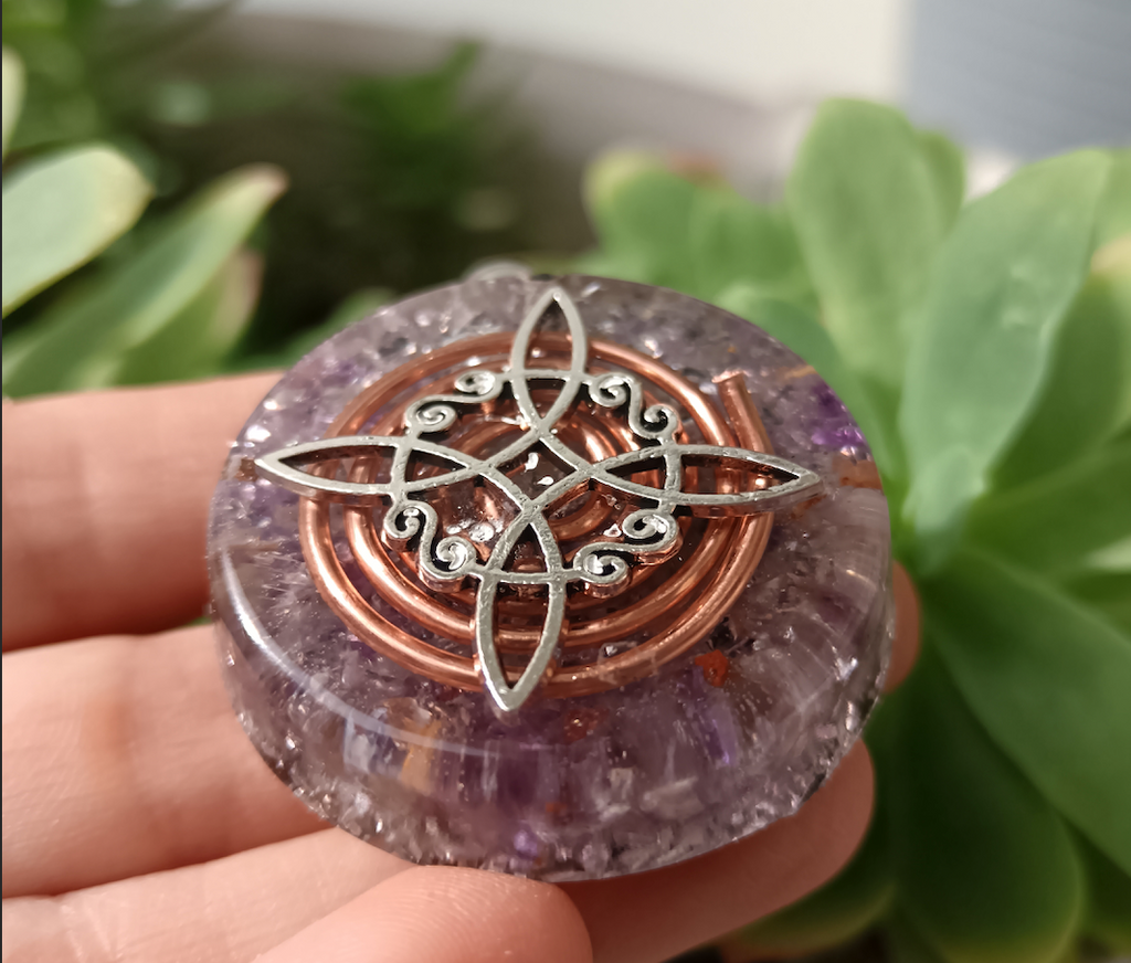 ✨ Colgante de Orgonita con Símbolo del Nudo de Bruja y Cuarzo Amatista ✨