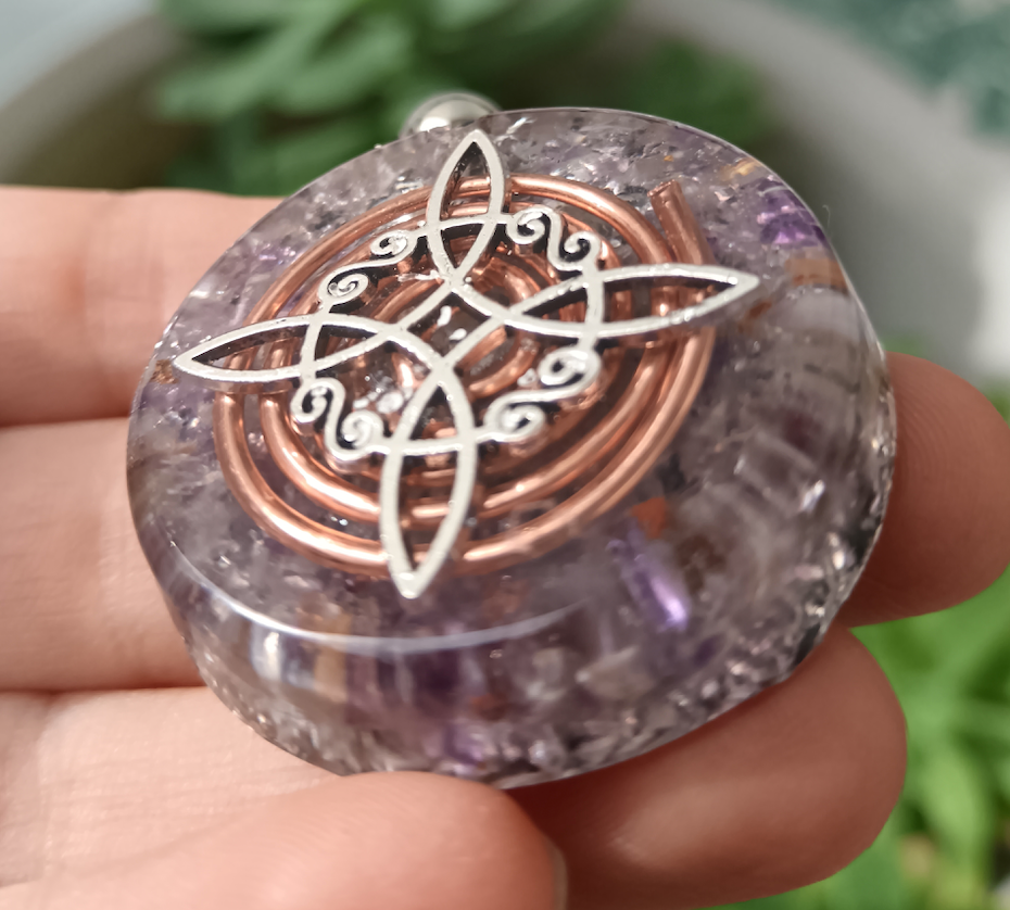✨ Colgante de Orgonita con Símbolo del Nudo de Bruja y Cuarzo Amatista ✨
