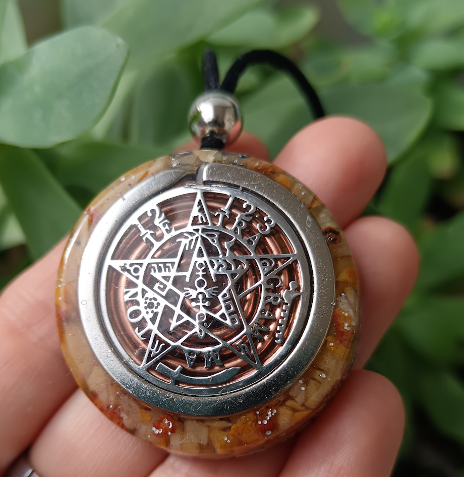 Colgante de Orgonita con Tetragrámaton y Cuarzo Hematoide Amarillo