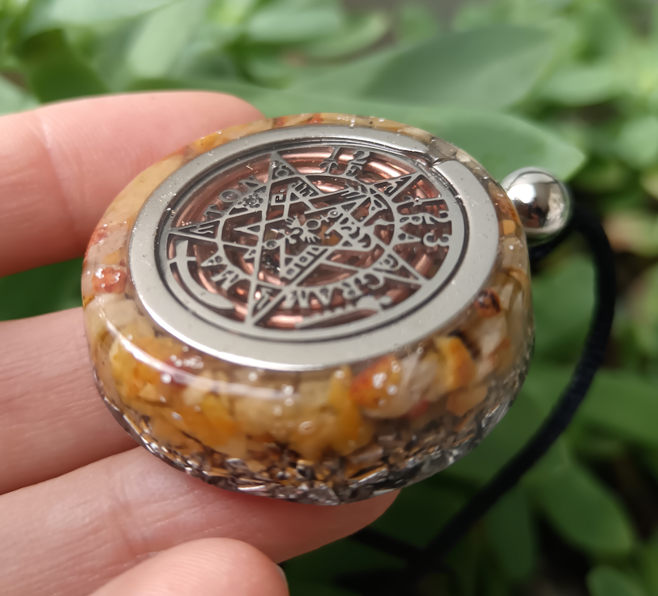 Colgante de Orgonita con Tetragrámaton y Cuarzo Hematoide Amarillo