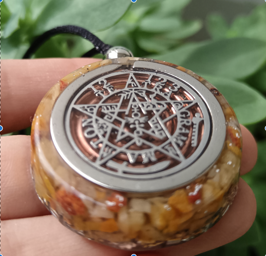 Colgante de Orgonita con Tetragrámaton y Cuarzo Hematoide Amarillo