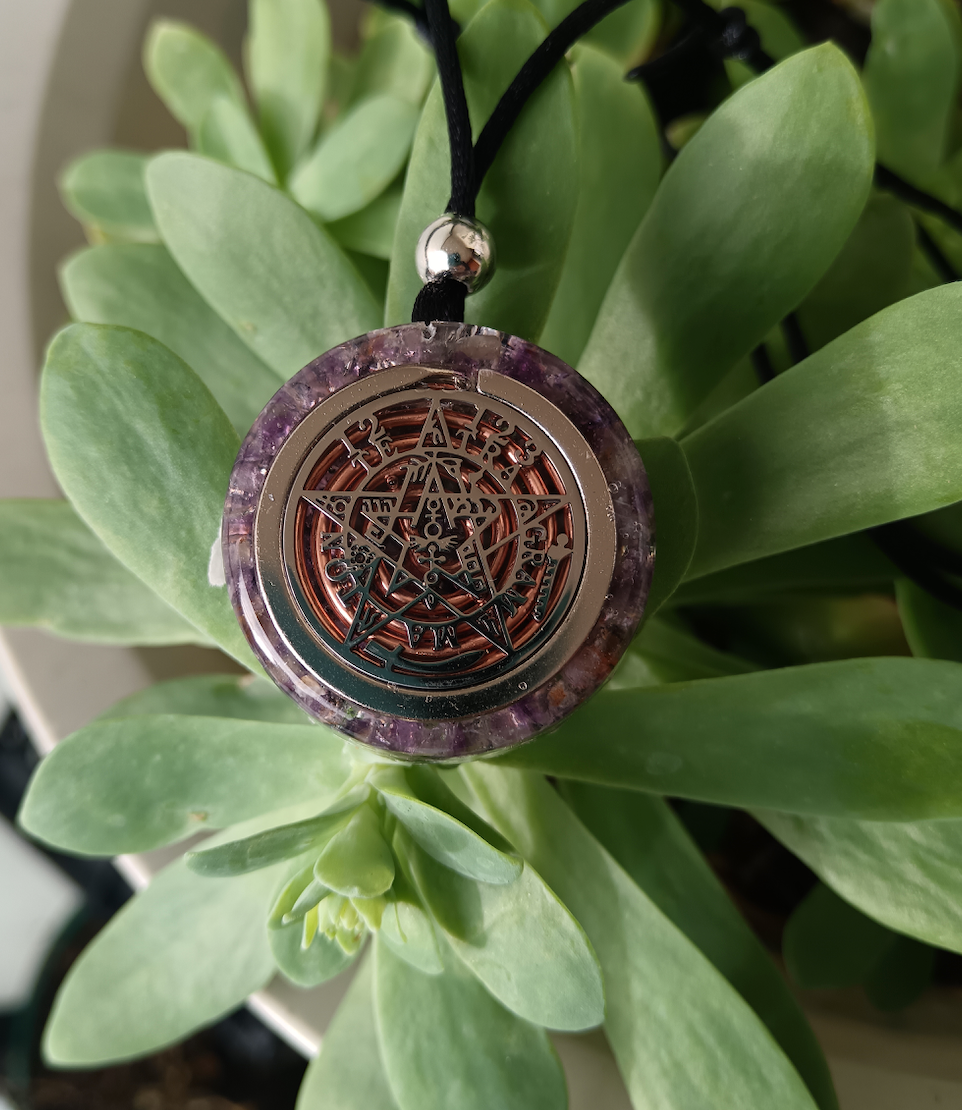 Colgante de Orgonita con Tetragrámaton y Cuarzo Amatista