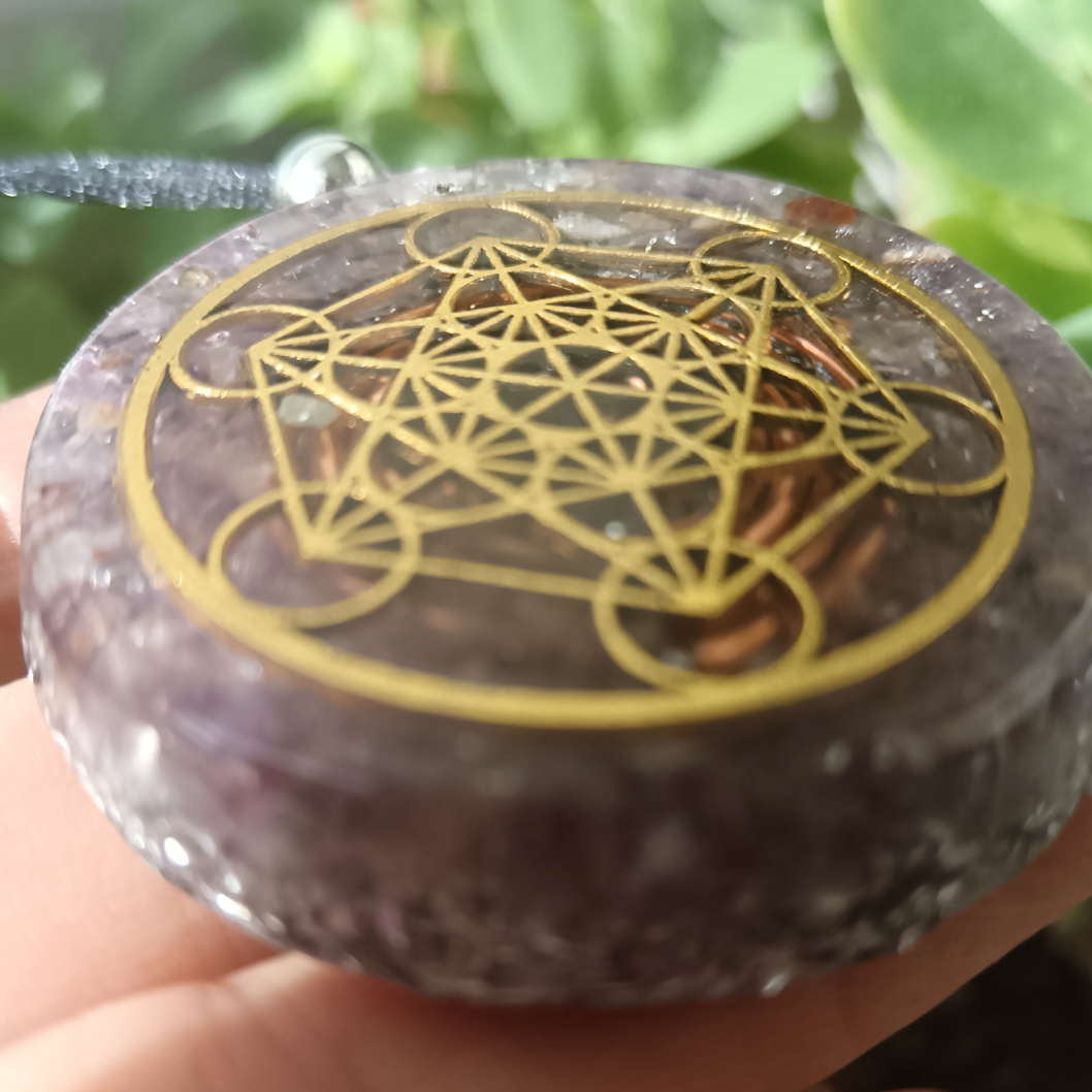 Colgante de Orgonita con Cubo de Metatrón y Cuarzo Amatista