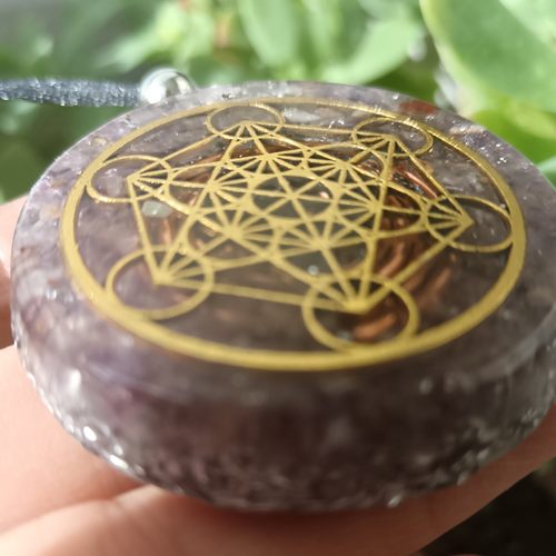 Colgante de Orgonita con Cubo de Metatrón y Cuarzo Amatista
