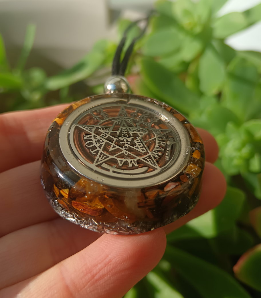 Colgante de Orgonita con Tetragrámaton y Ojo de Tigre