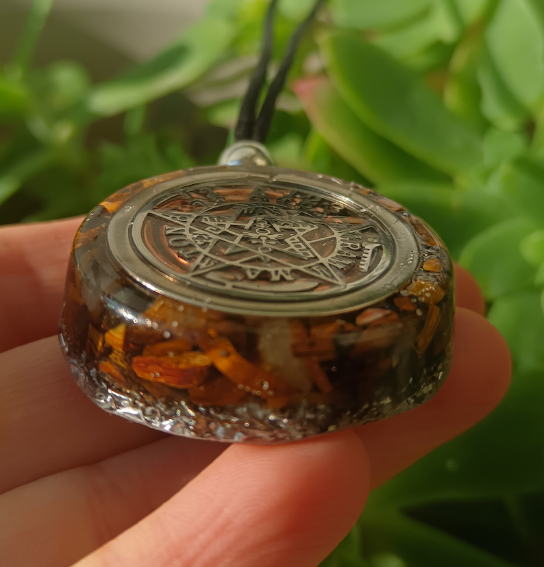 Colgante de Orgonita con Tetragrámaton y Ojo de Tigre