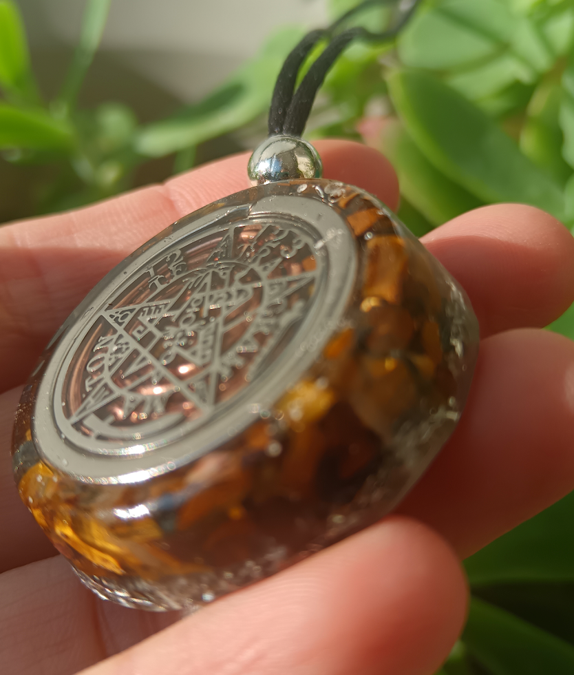 Colgante de Orgonita con Tetragrámaton y Ojo de Tigre