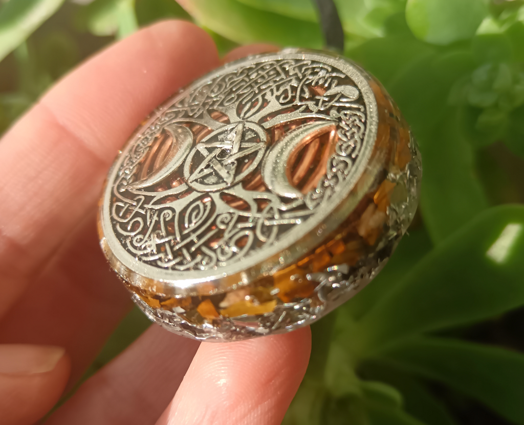 Colgante de Orgonita con Símbolo de la Triple Diosa y Ojo de Tigre