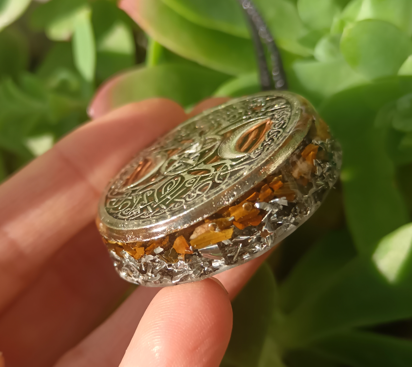Colgante de Orgonita con Símbolo de la Triple Diosa y Ojo de Tigre