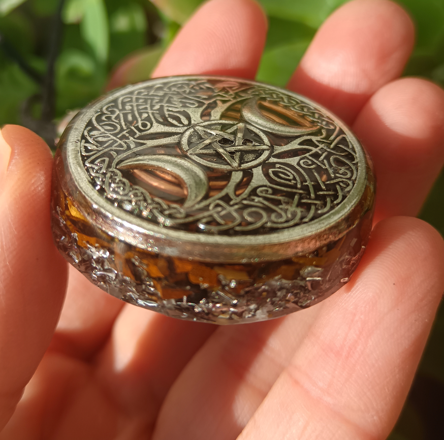 Colgante de Orgonita con Símbolo de la Triple Diosa y Ojo de Tigre