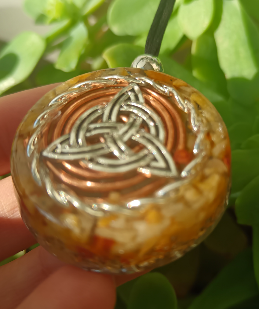 Colgante de Orgonita con Símbolo de la Triqueta y Cuarzo Hematoide Amarillo