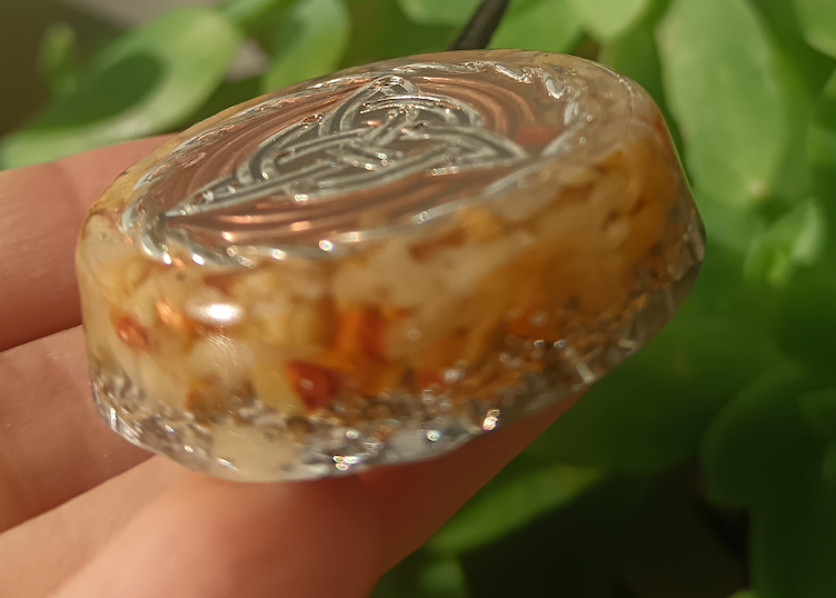 Colgante de Orgonita con Símbolo de la Triqueta y Cuarzo Hematoide Amarillo