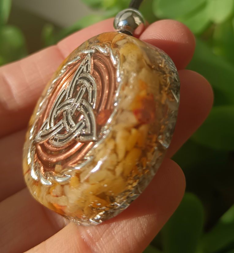 Colgante de Orgonita con Símbolo de la Triqueta y Cuarzo Hematoide Amarillo