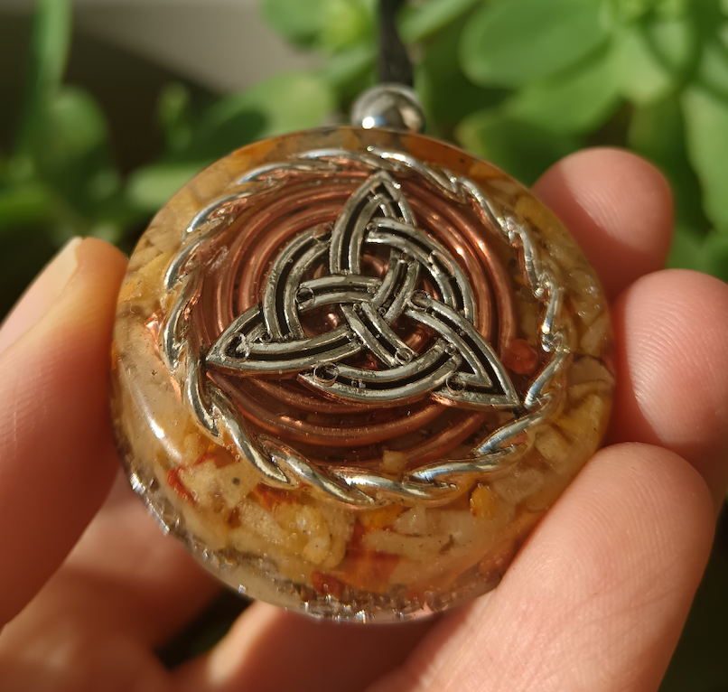 Colgante de Orgonita con Símbolo de la Triqueta y Cuarzo Hematoide Amarillo