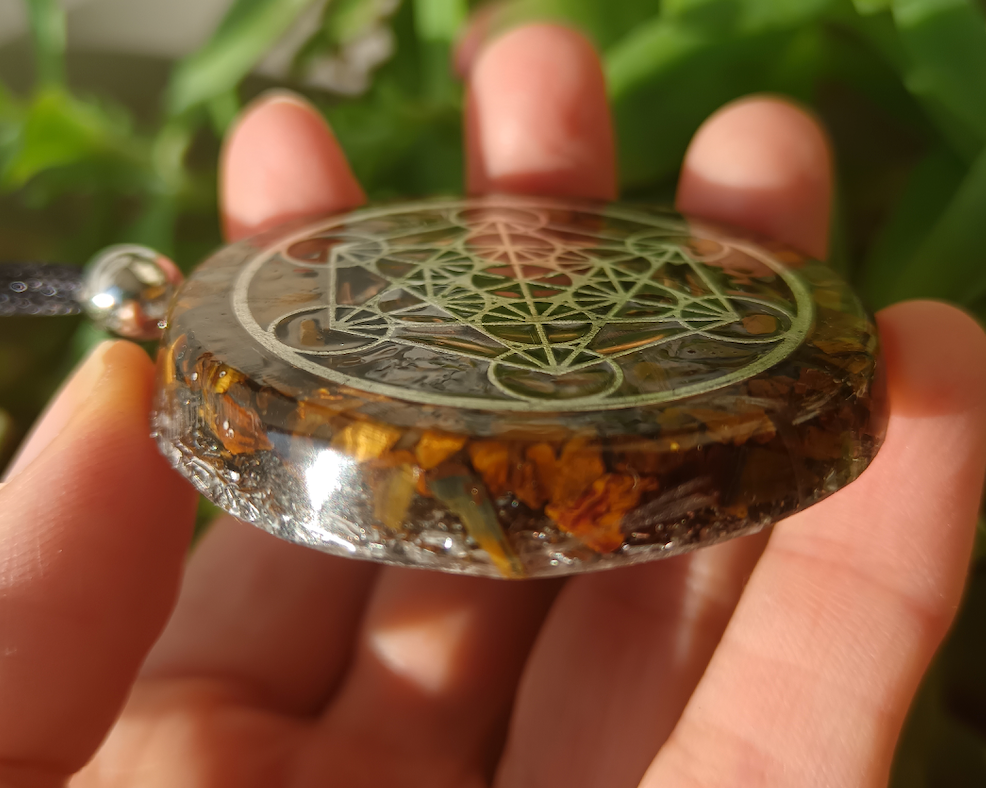 Colgante de Orgonita con Cubo de Metatrón y Ojo de Tigre