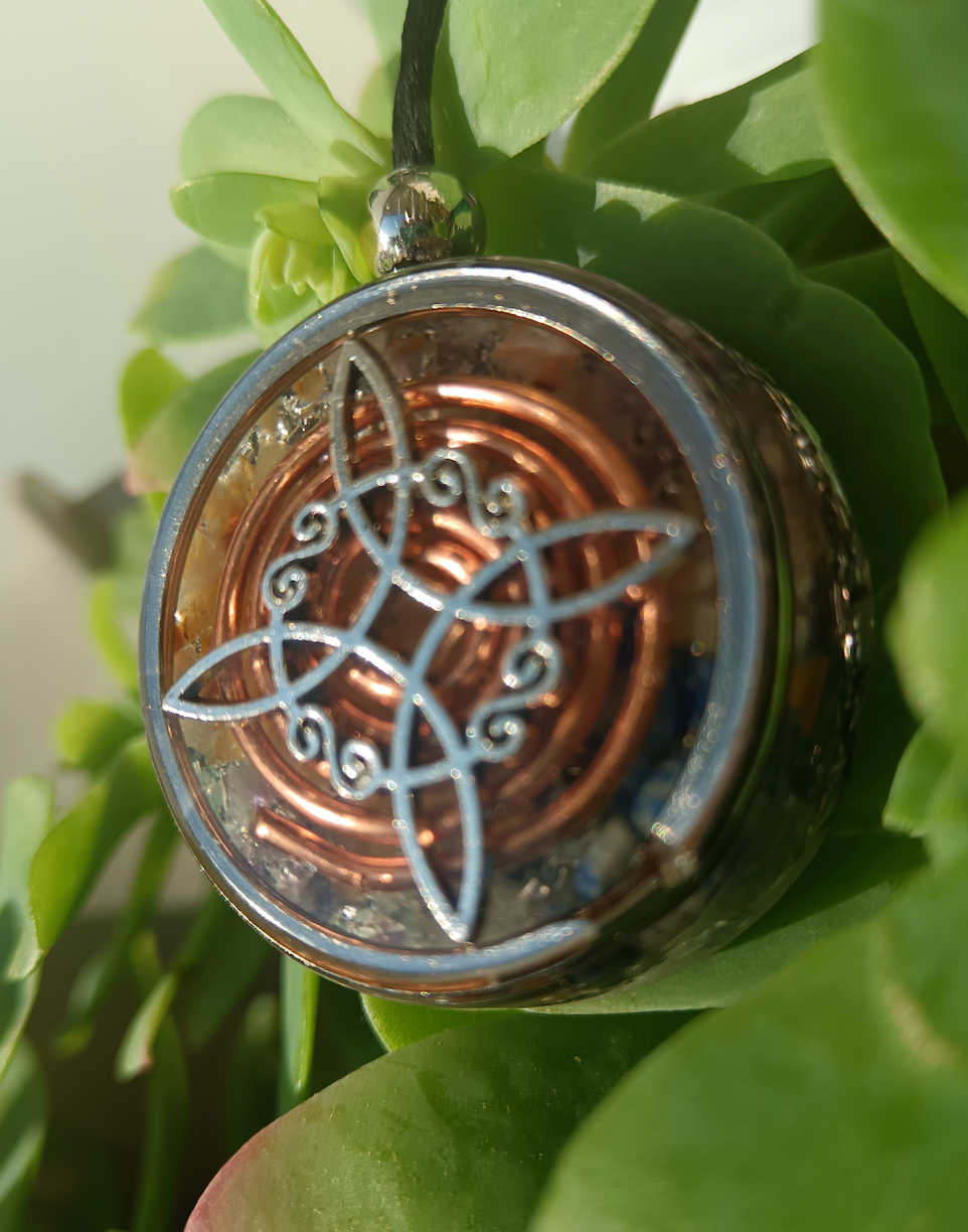 Colgante de Orgonita Nudo de Bruja, Amatista, Lapislázuli y Cuarzo Hematoide Amarillo