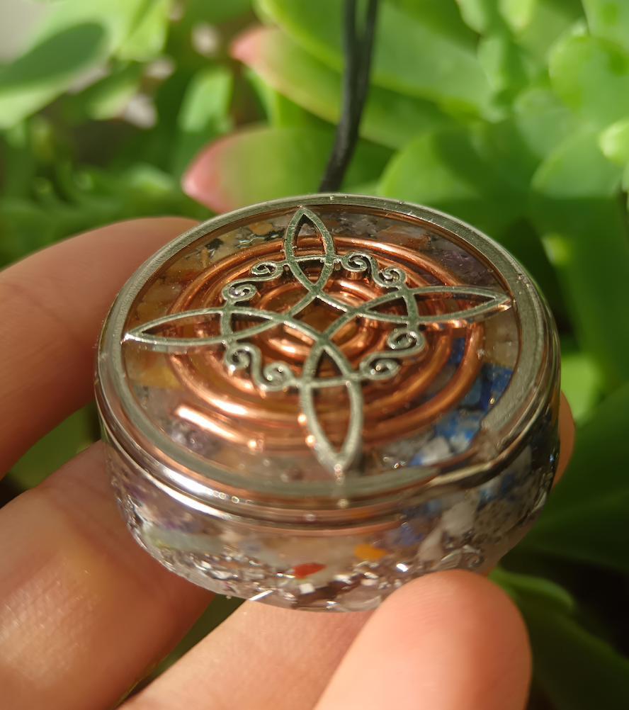 Colgante de Orgonita Nudo de Bruja, Amatista, Lapislázuli y Cuarzo Hematoide Amarillo