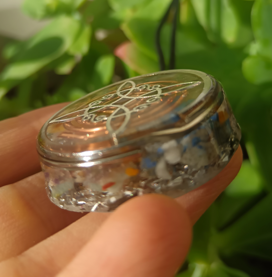 Colgante de Orgonita Nudo de Bruja, Amatista, Lapislázuli y Cuarzo Hematoide Amarillo