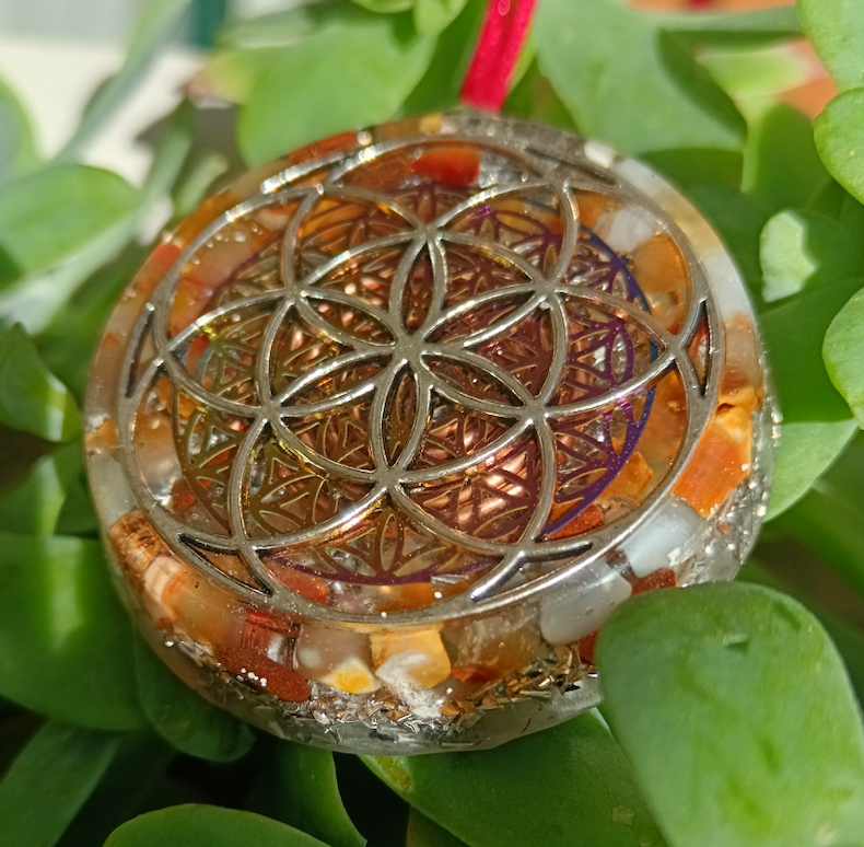 Colgante de Orgonita con Símbolo de Semilla de la Vida y Cornalina