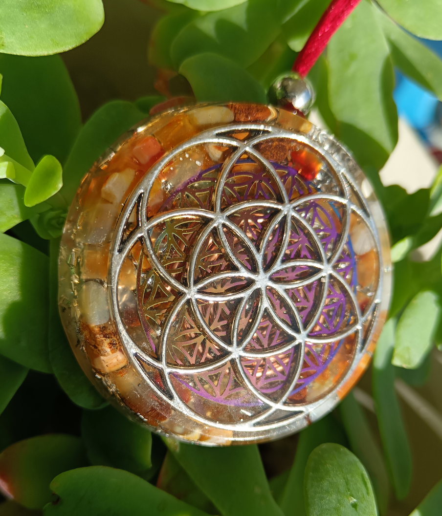 Colgante de Orgonita con Símbolo de Semilla de la Vida y Cornalina