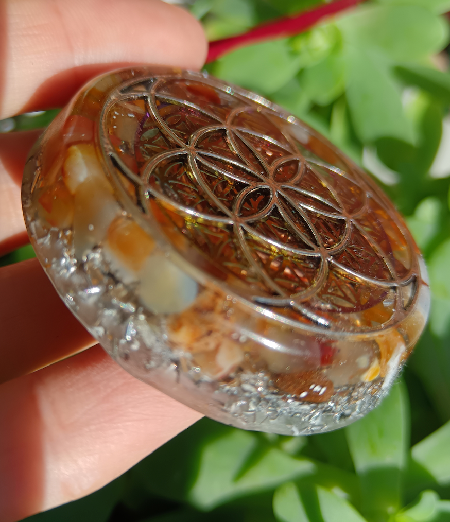 Colgante de Orgonita con Símbolo de Semilla de la Vida y Cornalina