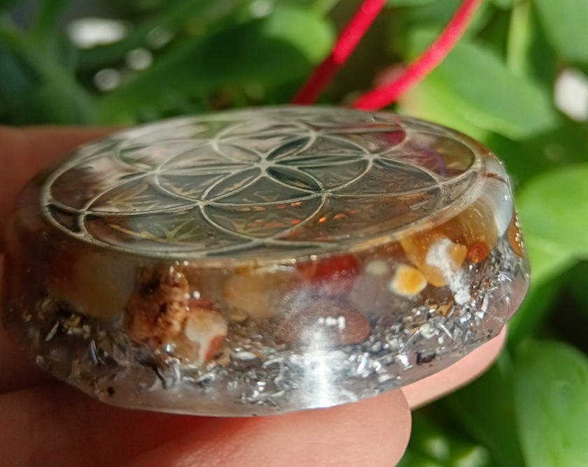 Colgante de Orgonita con Símbolo de Semilla de la Vida y Cornalina