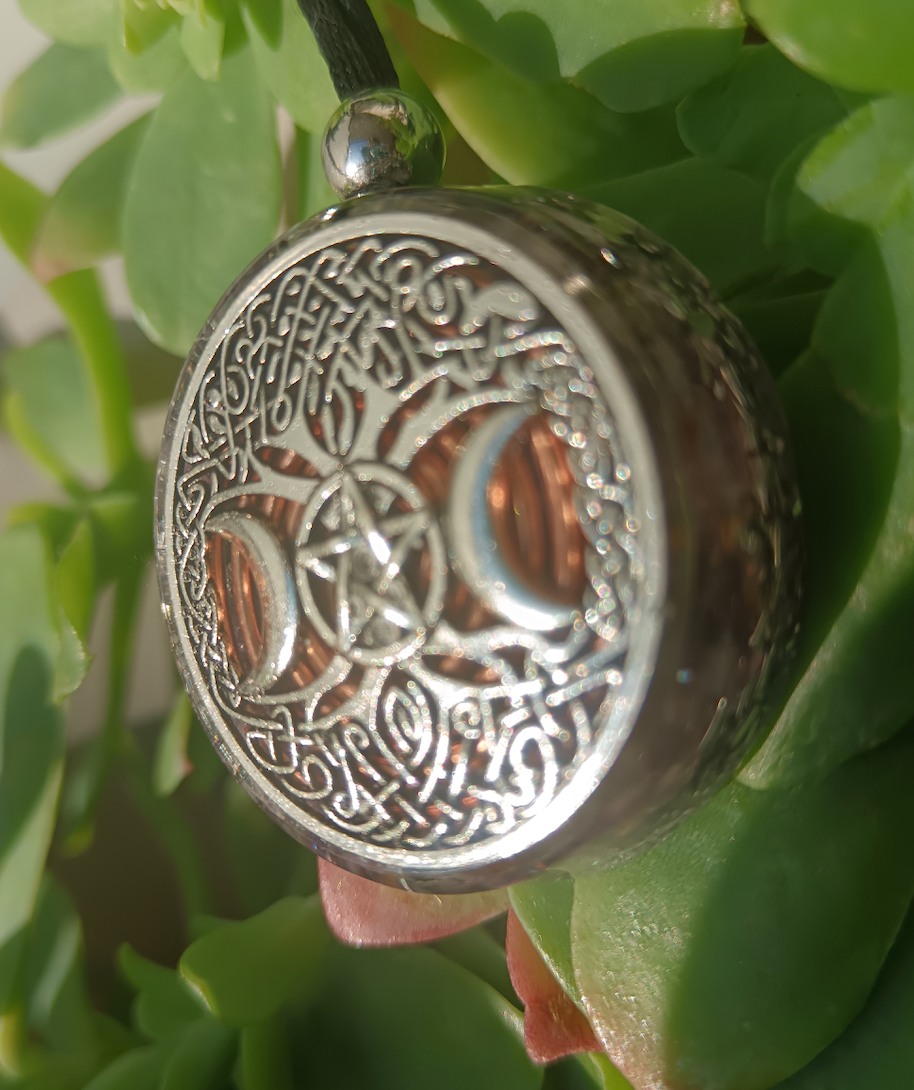 Colgante de Orgonita con Símbolo de la Triple Diosa y Cuarzo Amatista