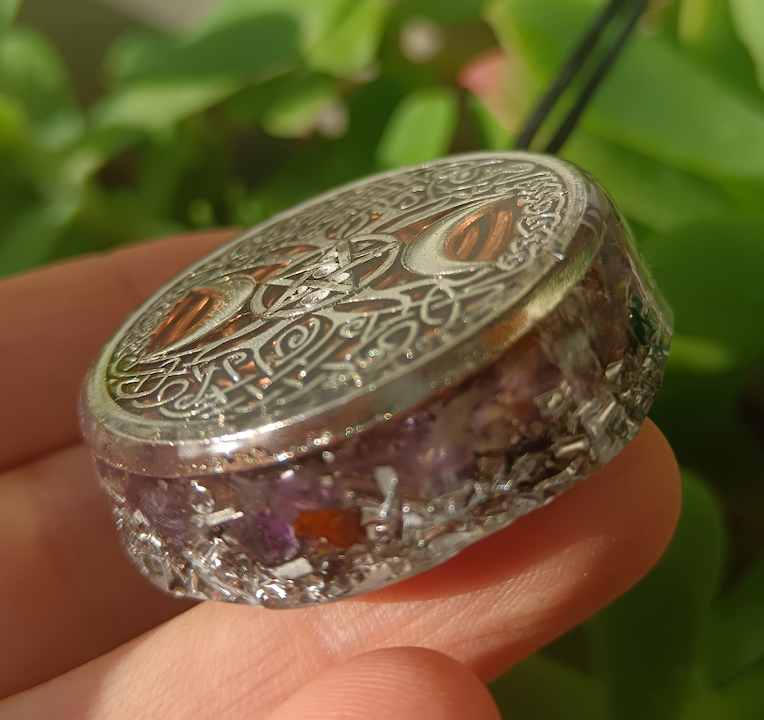 Colgante de Orgonita con Símbolo de la Triple Diosa y Cuarzo Amatista