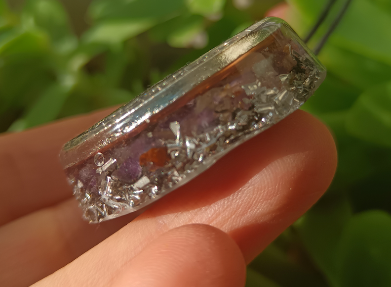 Colgante de Orgonita con Símbolo de la Triple Diosa y Cuarzo Amatista