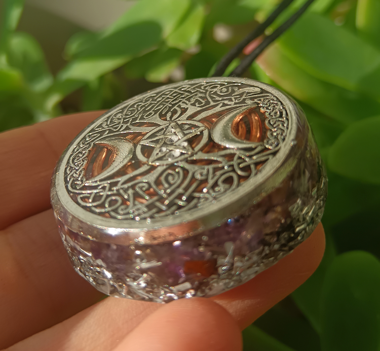 Colgante de Orgonita con Símbolo de la Triple Diosa y Cuarzo Amatista