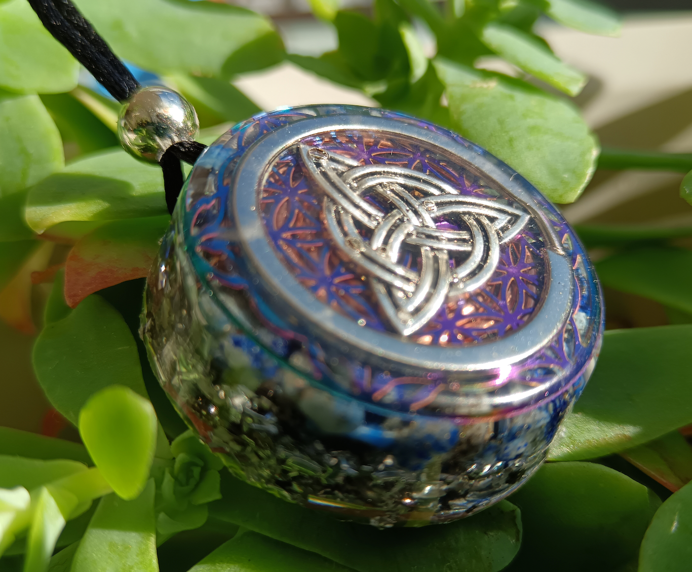 Colgante de Orgonita con Símbolo de  Triqueta y Lapislázuli