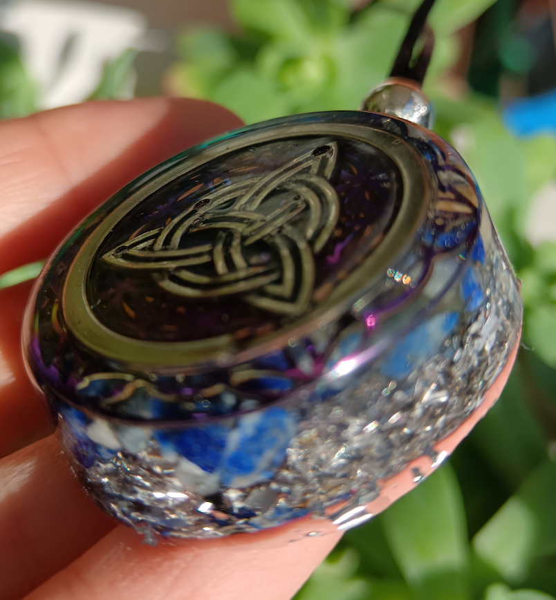 Colgante de Orgonita con Símbolo de  Triqueta y Lapislázuli