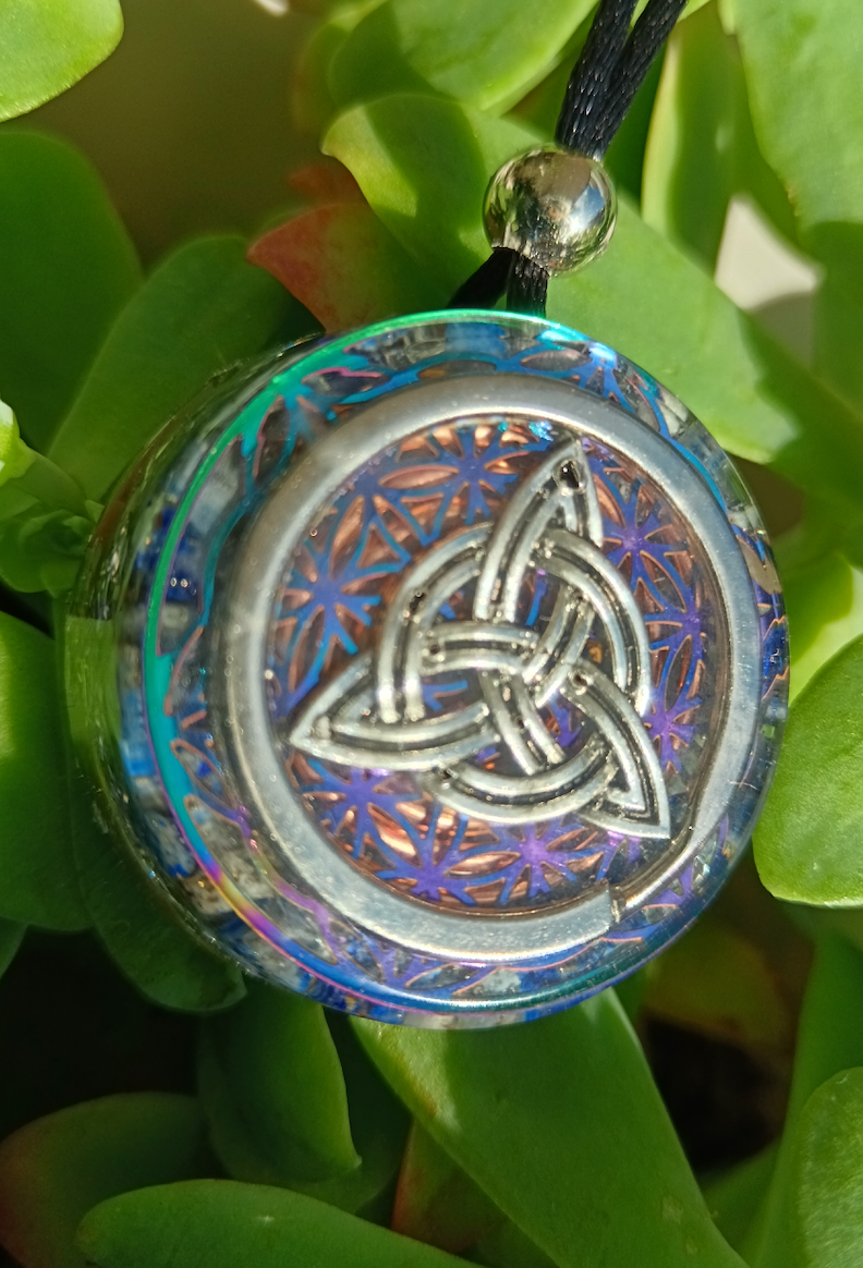 Colgante de Orgonita con Símbolo de  Triqueta y Lapislázuli