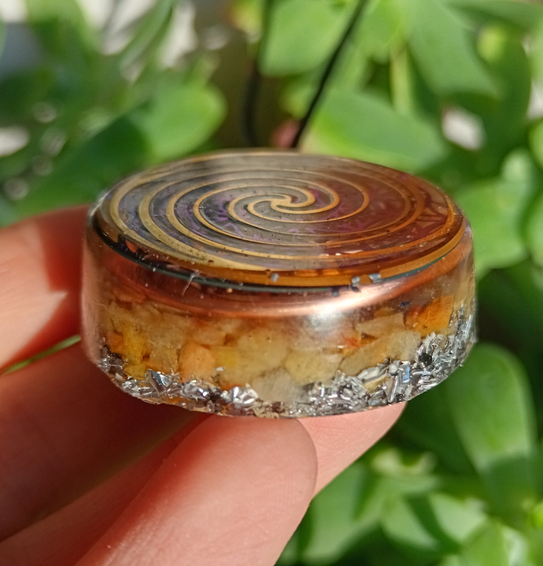 Colgante de Orgonita con Símbolo; Espiral y Cuarzo Hematoide Amarillo ✨