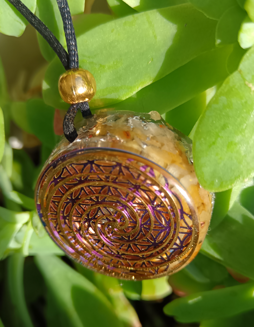 Colgante de Orgonita con Símbolo; Espiral y Cuarzo Hematoide Amarillo ✨