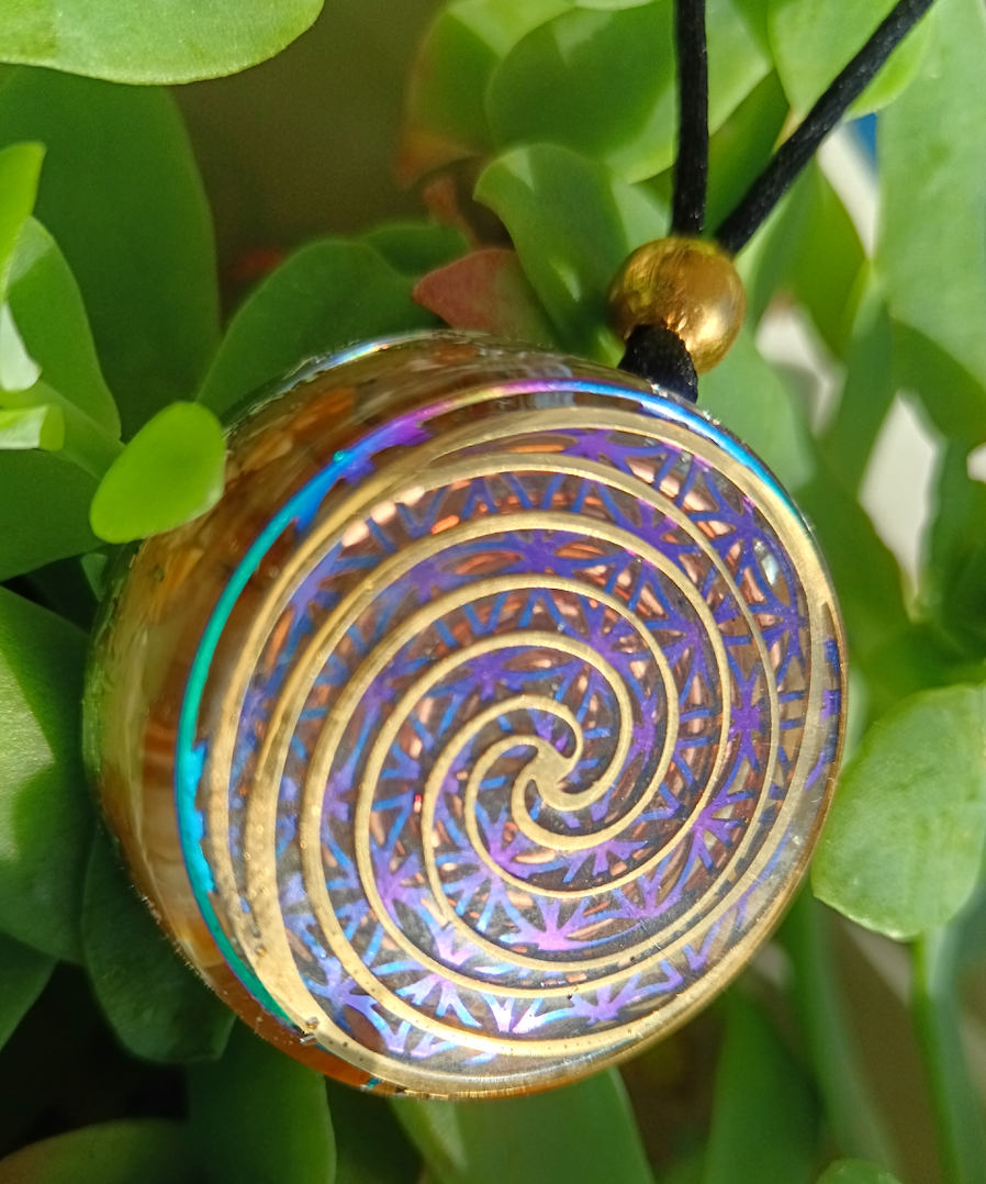 Colgante de Orgonita con Símbolo; Espiral y Cuarzo Hematoide Amarillo ✨