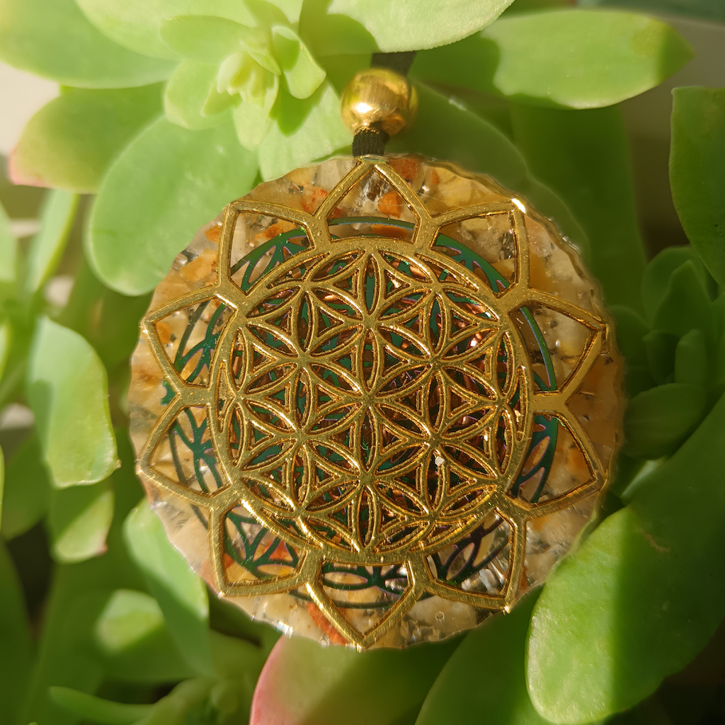 Colgante de Orgonita con Flor de la Vida y Cuarzo Hematoide Amarillo