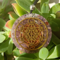 Colgante orgonita cubo de metatron con cuarzo amatista