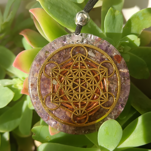 Colgante orgonita cubo de metatron con cuarzo amatista