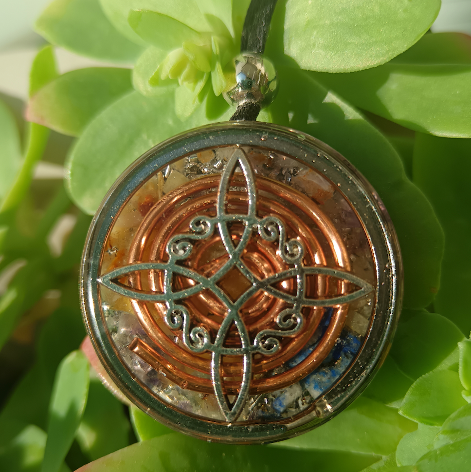 Colgante de Orgonita Nudo de Bruja, Amatista, Lapislázuli y Cuarzo Hematoide Amarillo