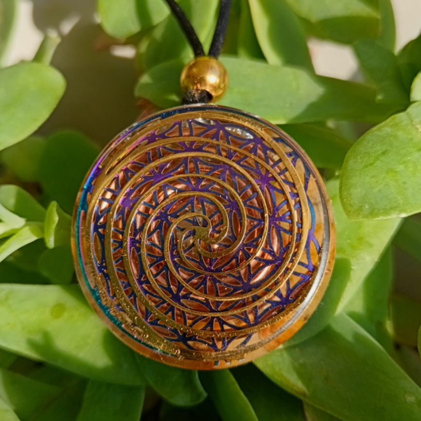 Colgante de Orgonita con Símbolo; Espiral y Cuarzo Hematoide Amarillo ✨