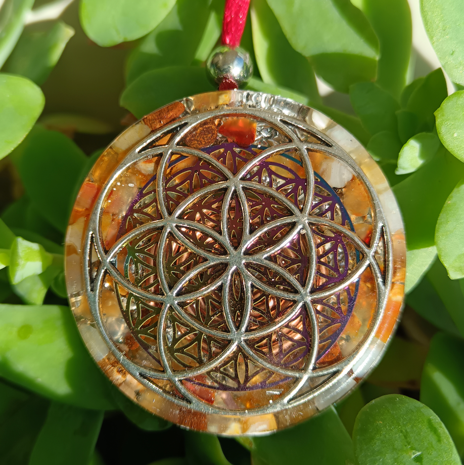 Colgante de Orgonita con Símbolo de Semilla de la Vida y Cornalina