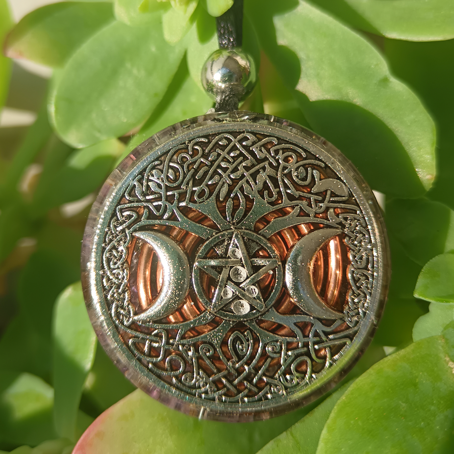 Colgante de Orgonita con Símbolo de la Triple Diosa y Cuarzo Amatista