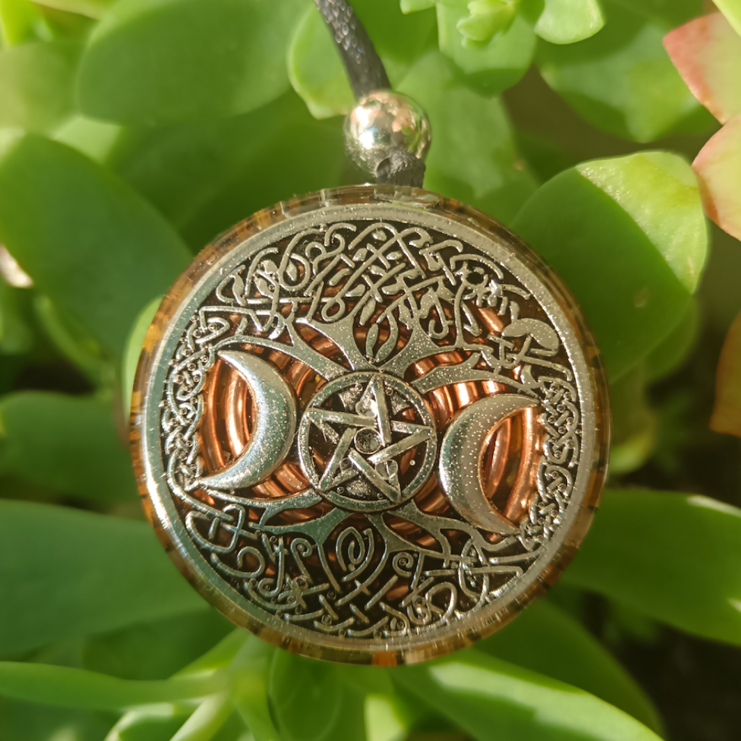 Colgante de Orgonita con Símbolo de la Triple Diosa y Ojo de Tigre