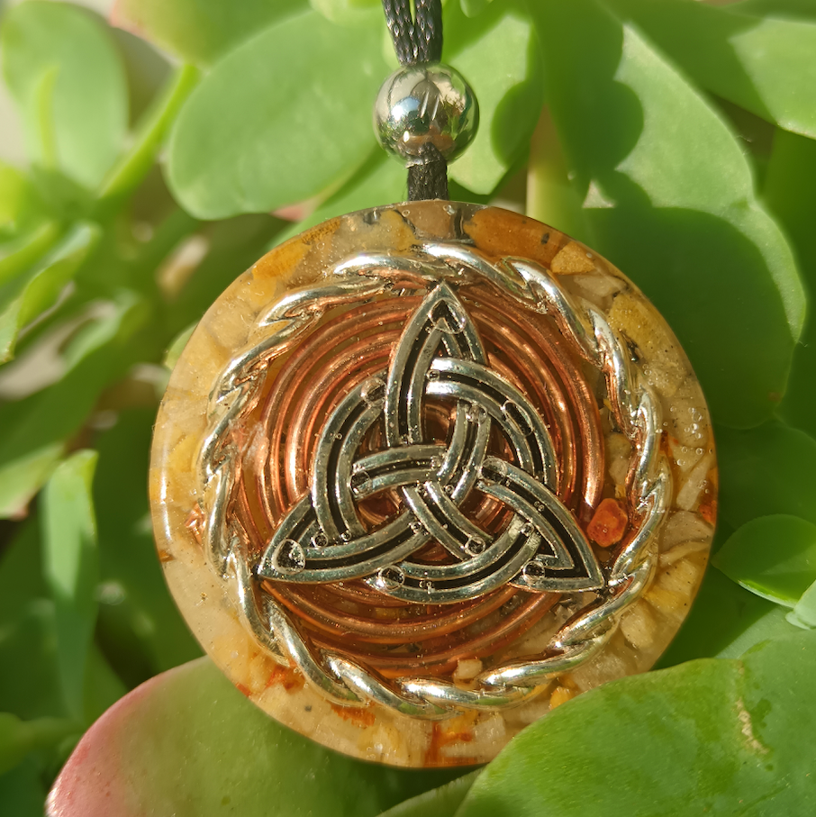 Colgante de Orgonita con Símbolo de la Triqueta y Cuarzo Hematoide Amarillo