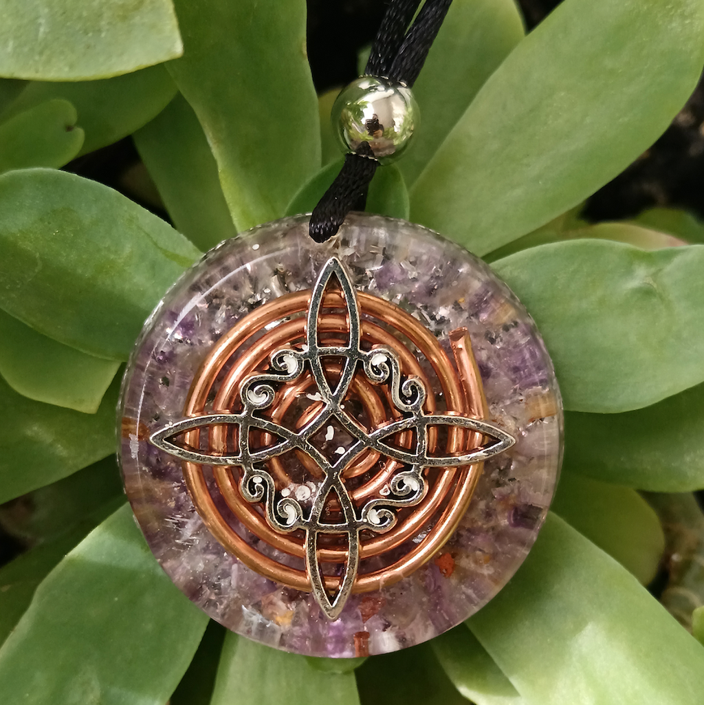 ✨ Colgante de Orgonita con Símbolo del Nudo de Bruja y Cuarzo Amatista ✨