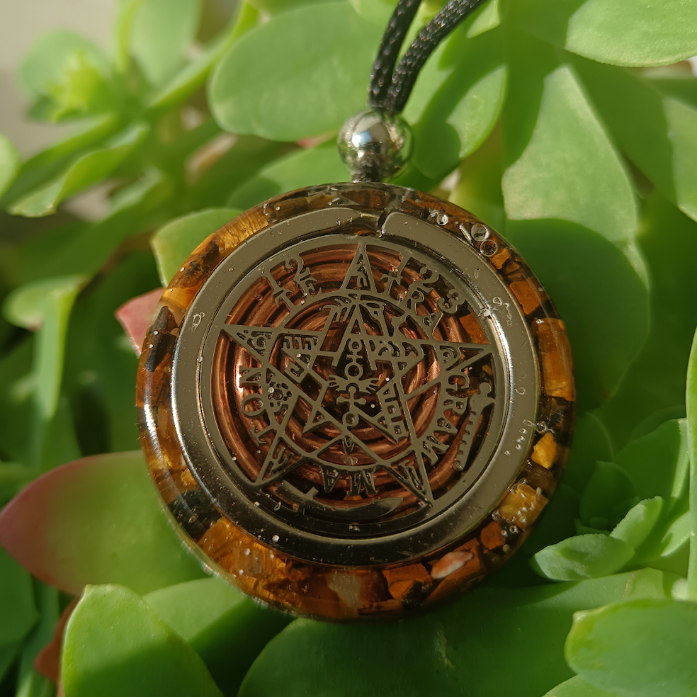 Colgante de Orgonita con Tetragrámaton y Ojo de Tigre