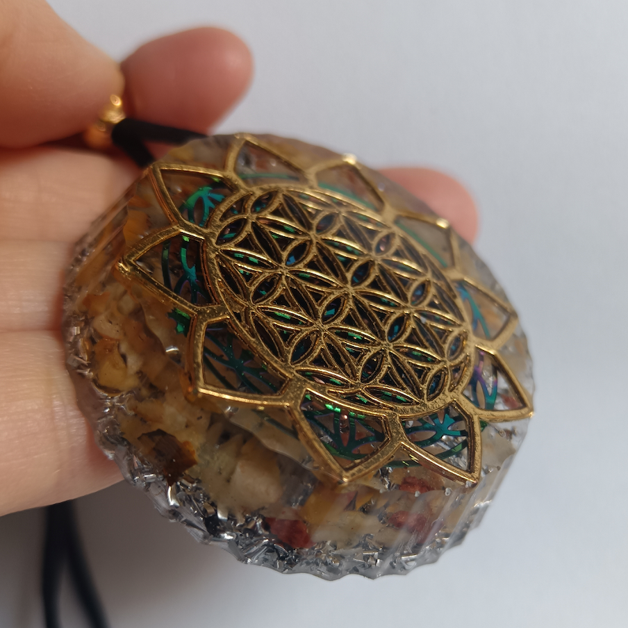 Colgante de Orgonita con Flor de la Vida y Cuarzo Hematoide Amarillo